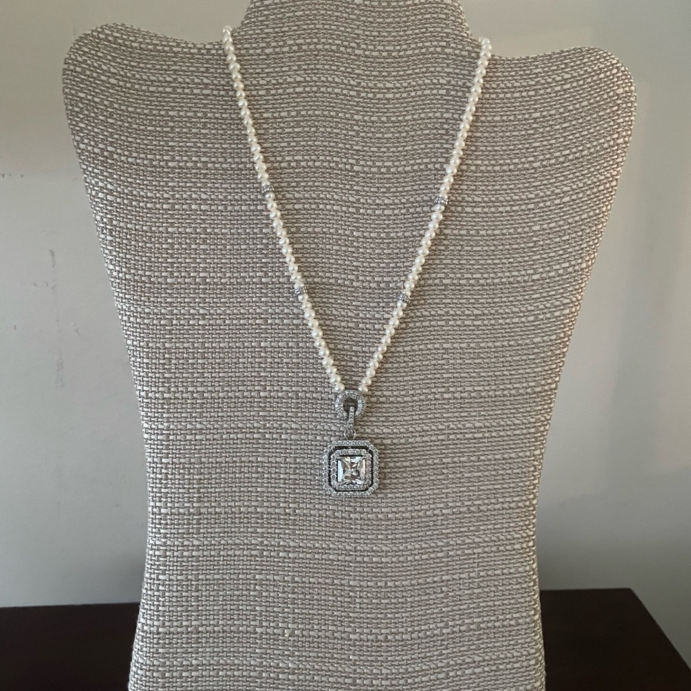 NWOT Pearl and simulated diamond necklace